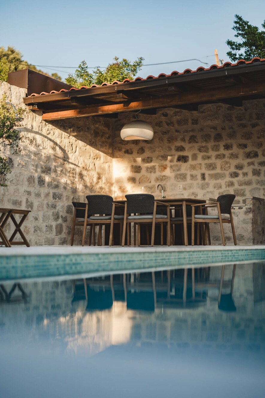 Luksuzna vila sa bazenom i pogledom na more u Reževićima 3