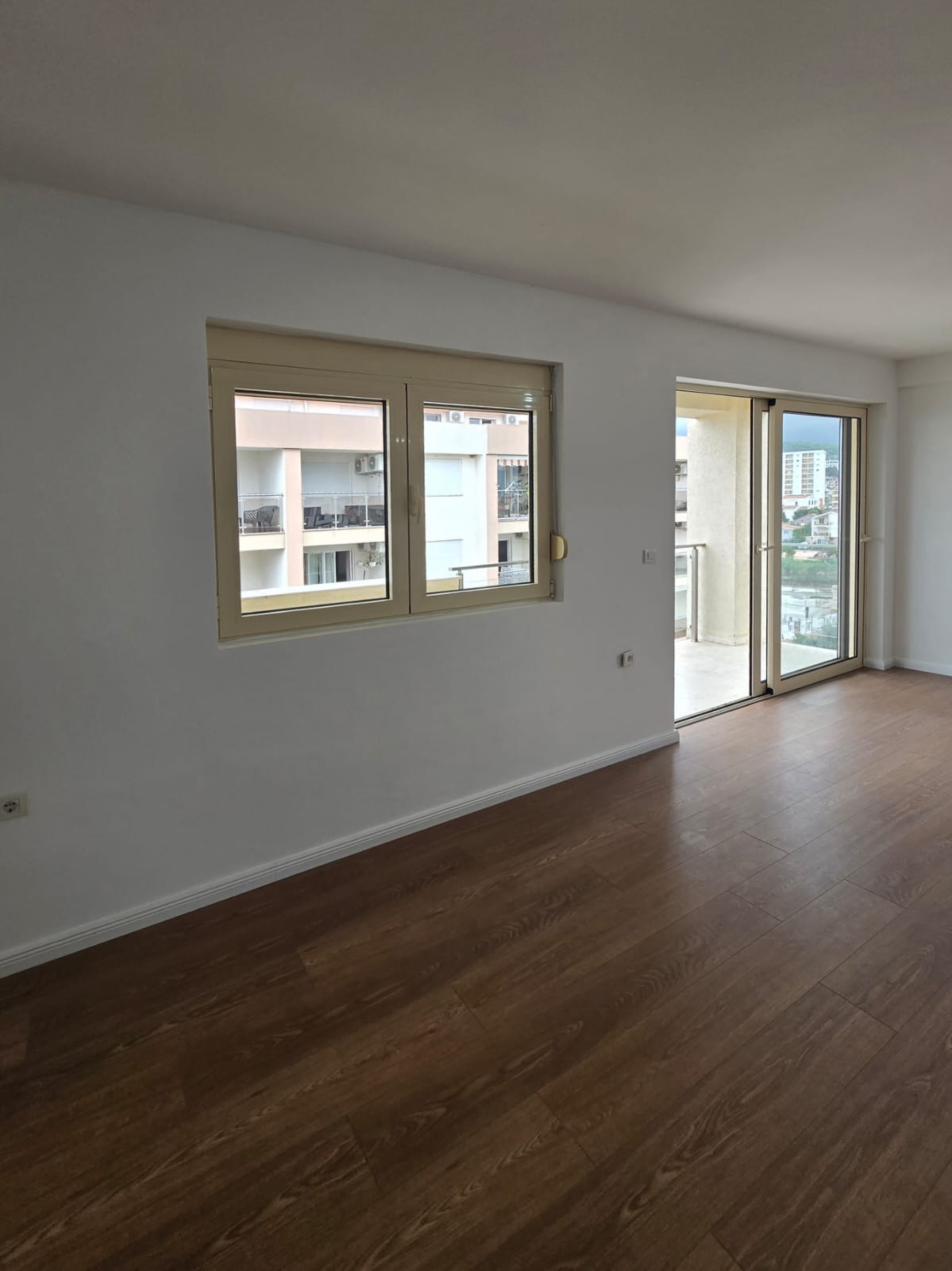 Seafront Apartment in Bar – View, Balcony & Garage