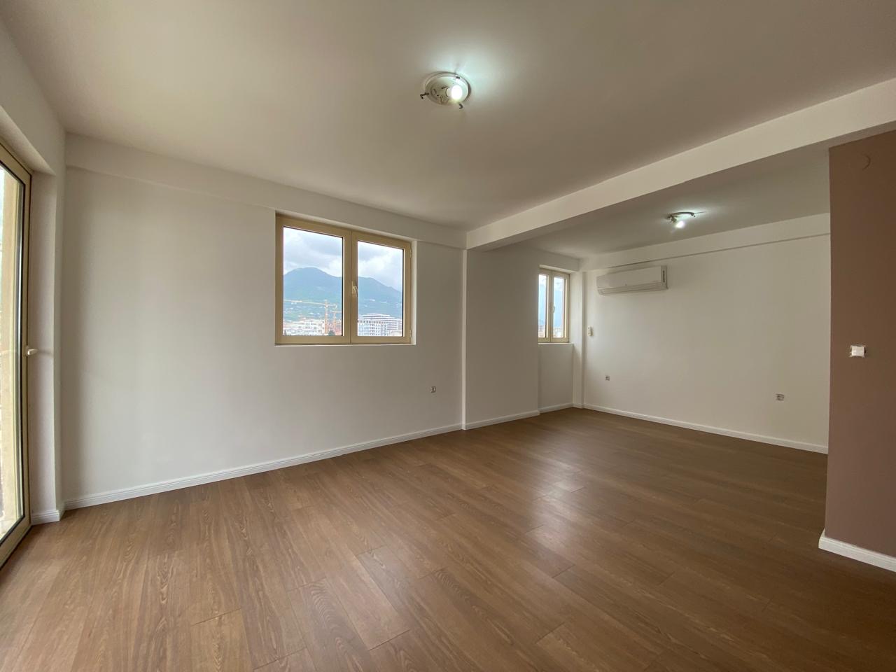 Seafront Apartment in Bar – View, Balcony & Garage 3