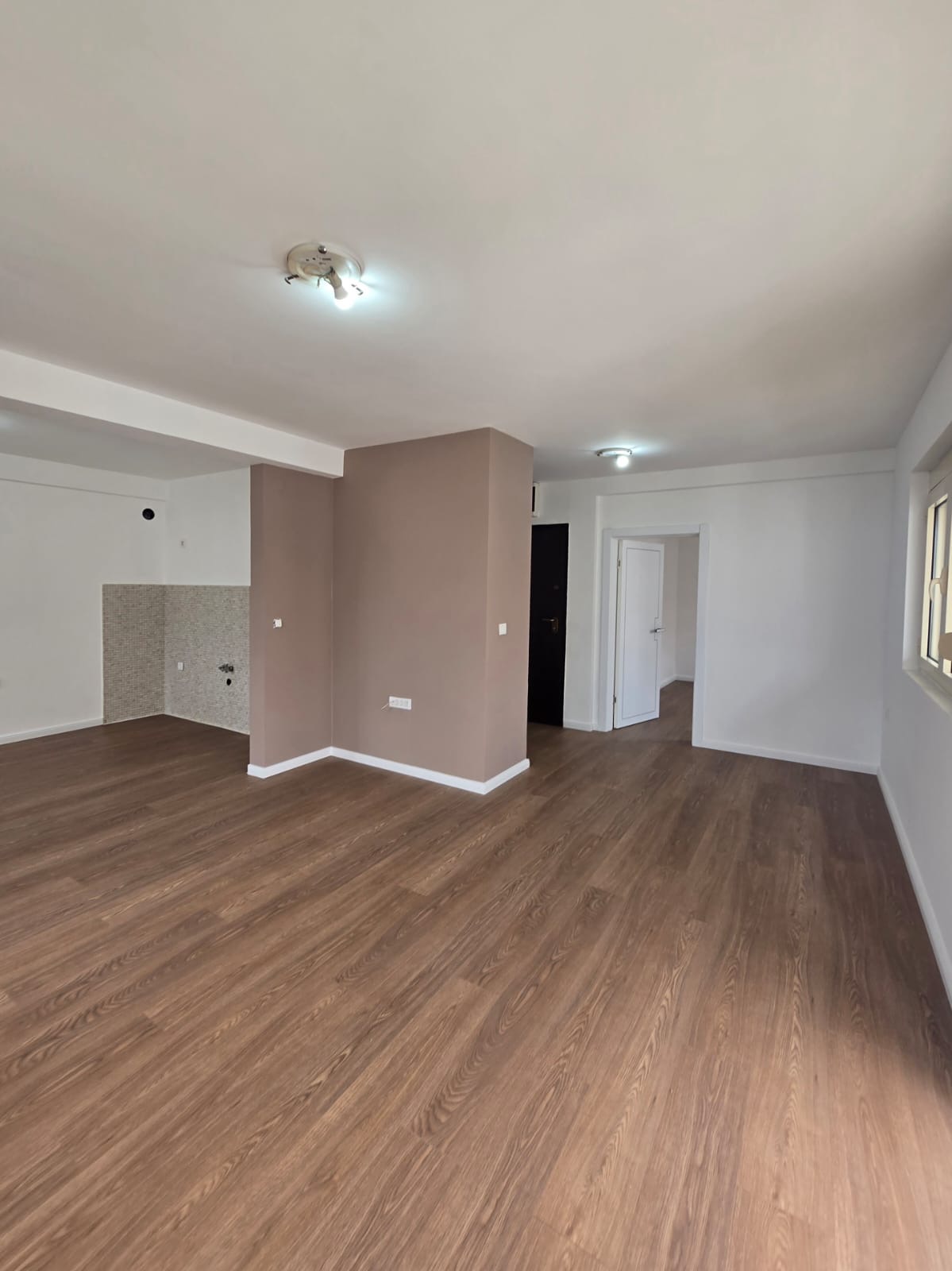 Seafront Apartment in Bar – View, Balcony & Garage 4