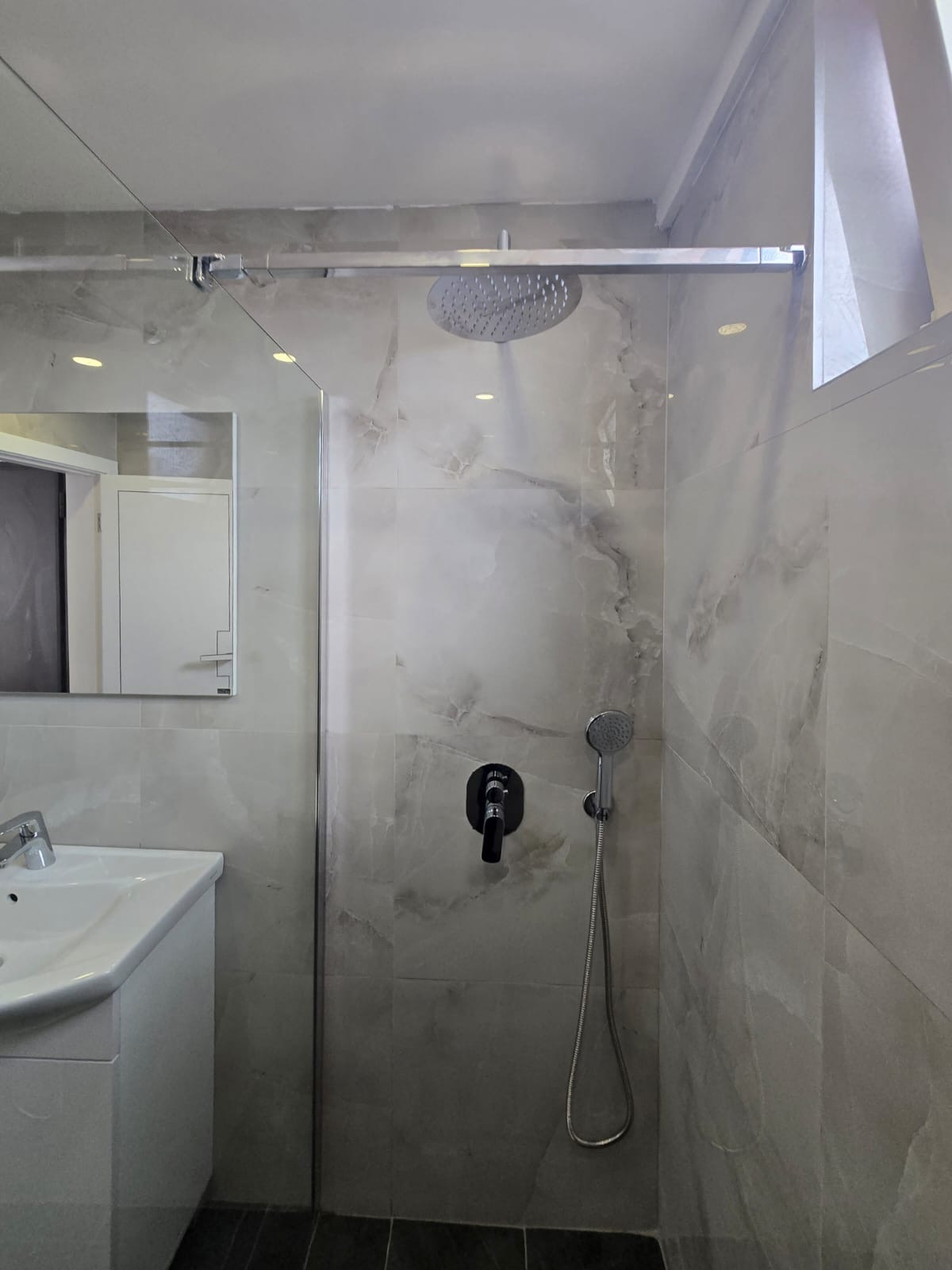 Seafront Apartment in Bar – View, Balcony & Garage 8
